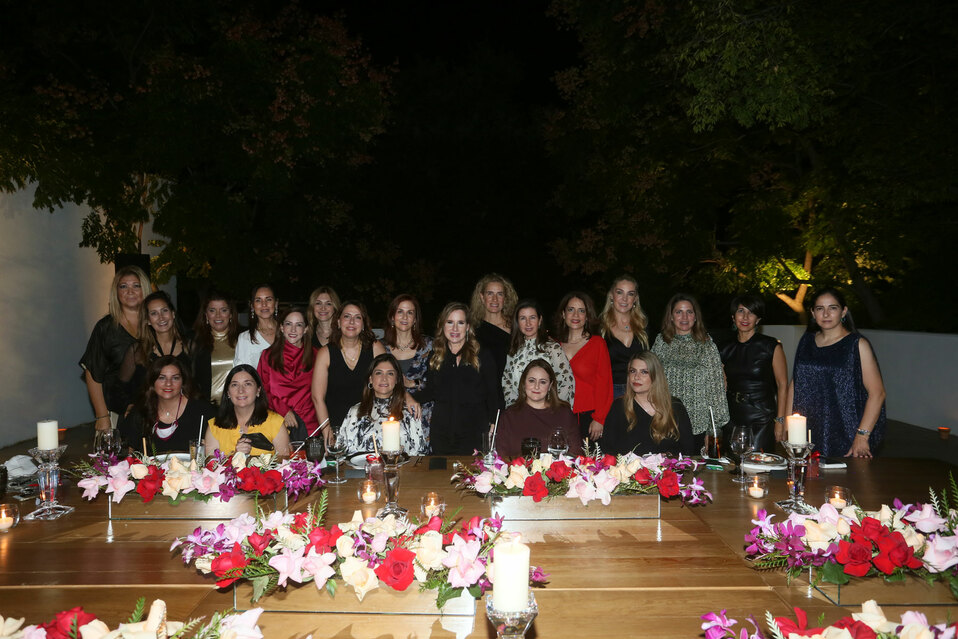 Oppy Salas de Gómez y sus amigas