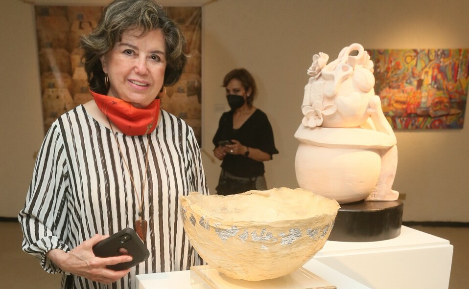 Laura Morales junto a su obra Contenedor de Memorias. FOTO: OMAR VALDEZ