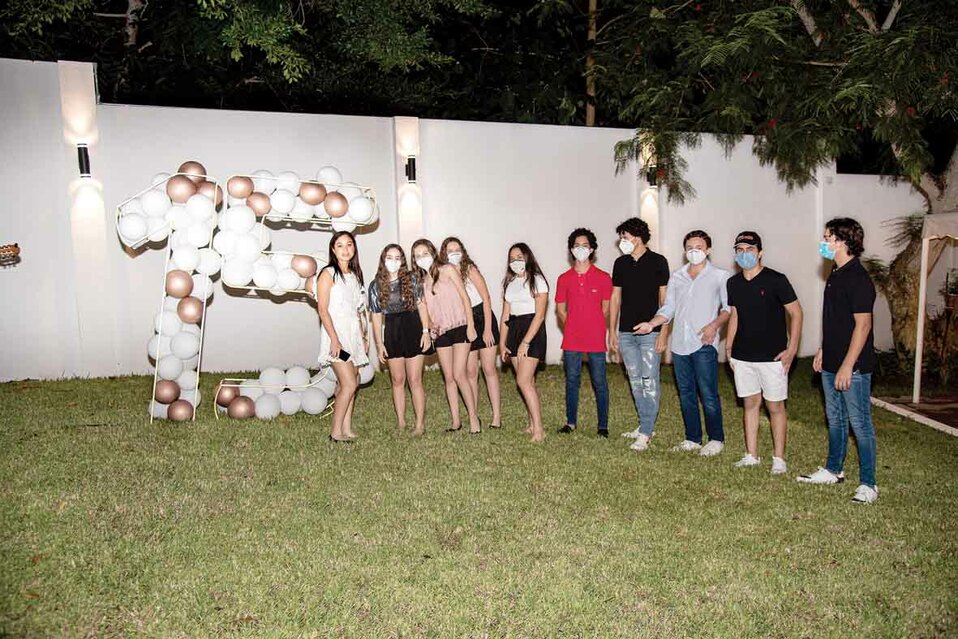 Las mejores amigas y amigos de Monserrat Hernández festejaron junto con ella sus 15 años /Foto: Cortesía