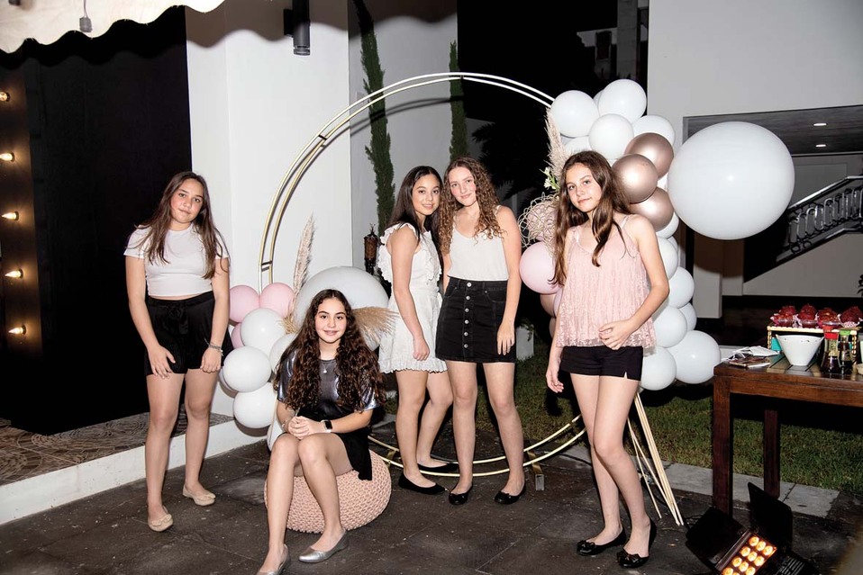 Las mejores amigas y amigos de Monserrat Hernández festejaron junto con ella sus 15 años /Foto: Cortesía