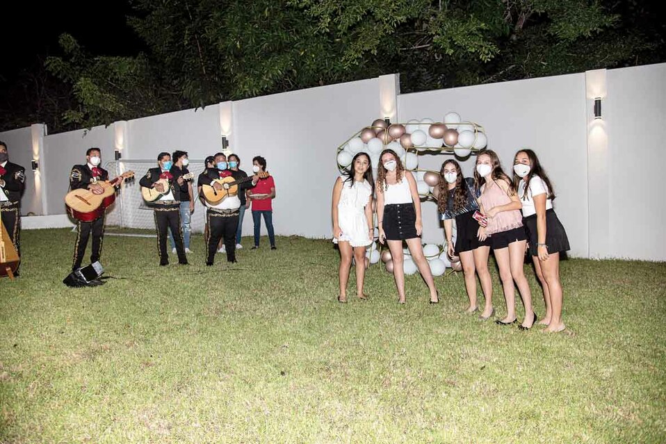 Las mejores amigas y amigos de Monserrat Hernández festejaron junto con ella sus 15 años /Foto: Cortesía