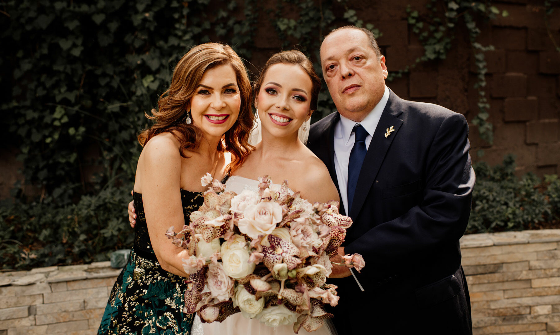 Valeria con sus papás, Lorena Garza de Martínez y Sergio Martínez / Fotos: PBICHARA Photo