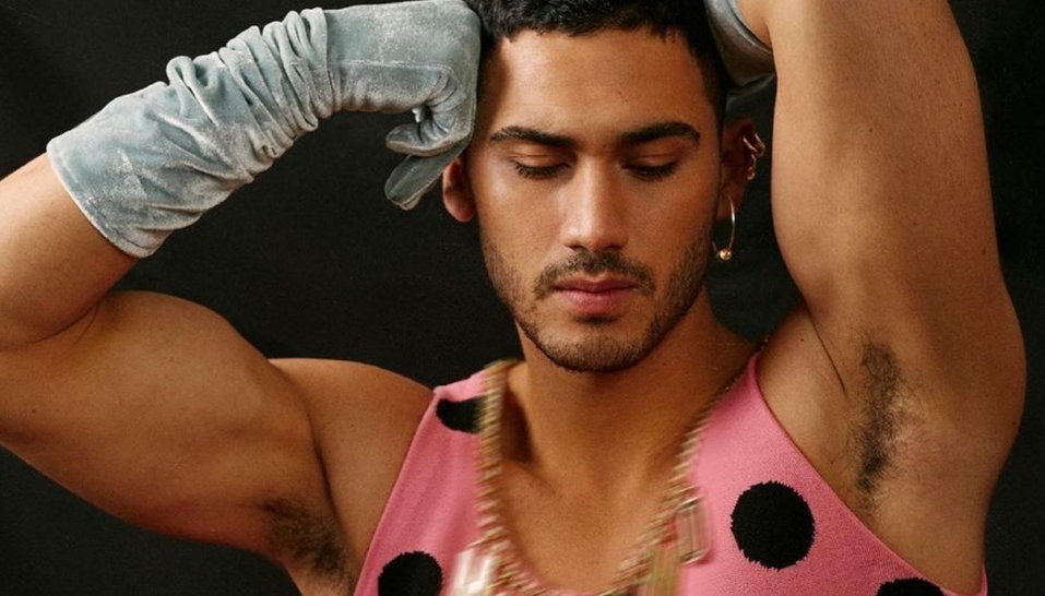 Alejandro Speitzer posa en vestido sin etiquetas y rompiendo estereotipos (Foto: Instagram)