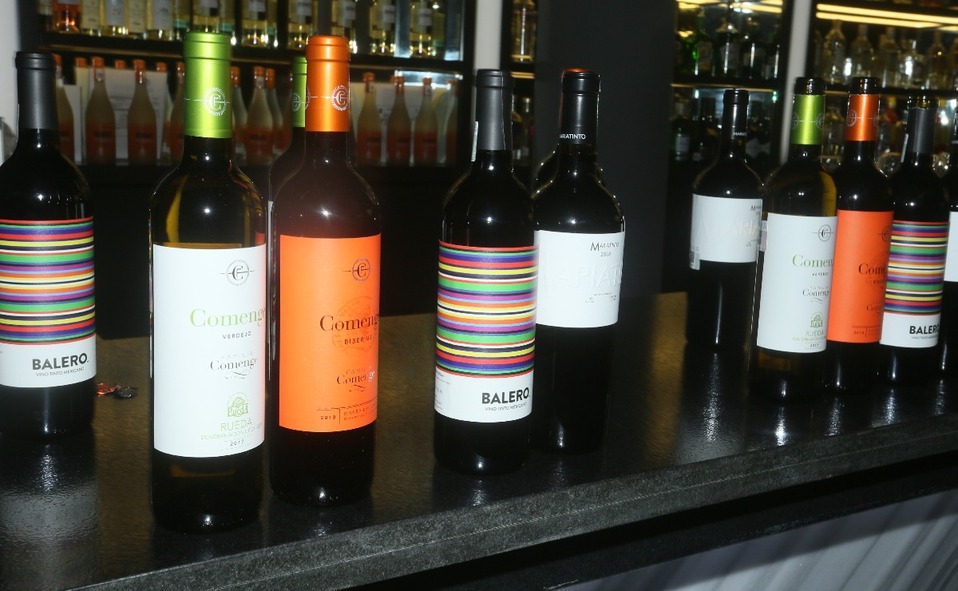 Bebidas preparadas personalizadas se repartieron a las parejas / Foto: Omar Valdez