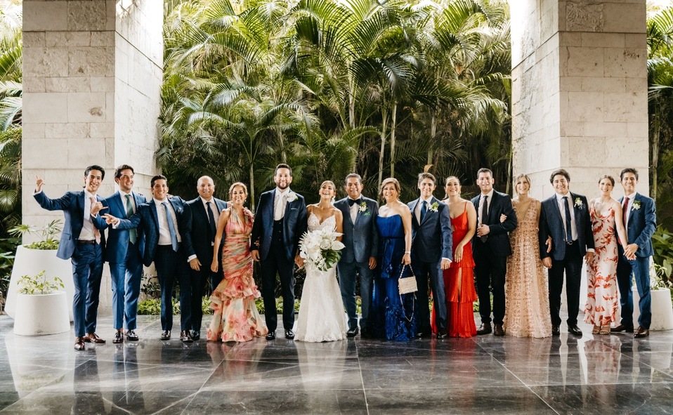 Los novios junto a sus familias / Foto: Kape Photography y Andrés Barria