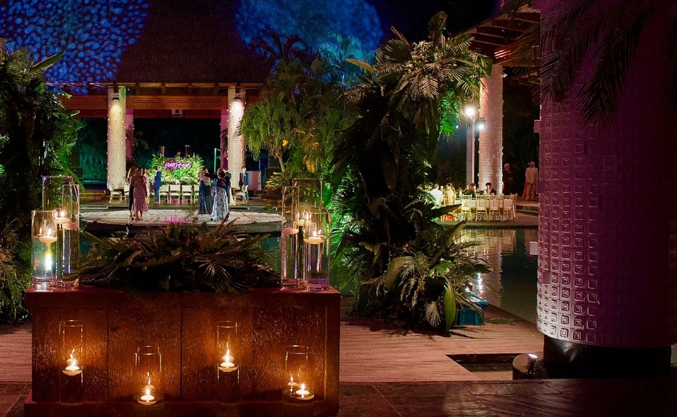 La mamá del novio diseñó la hermosa decoración floral de la cena baile / Foto: Kape Photography y Andrés Barria