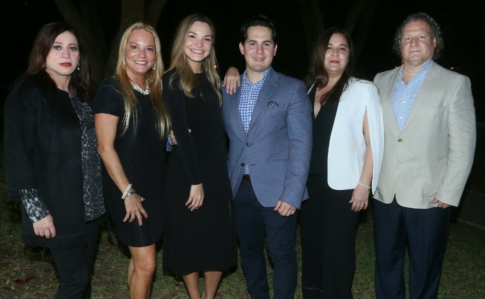 Magda Alicia Cabello, Edna Muraira, los festejados, Nora Michaus y Martín Michaus. FOTO: OMAR VALDEZ
