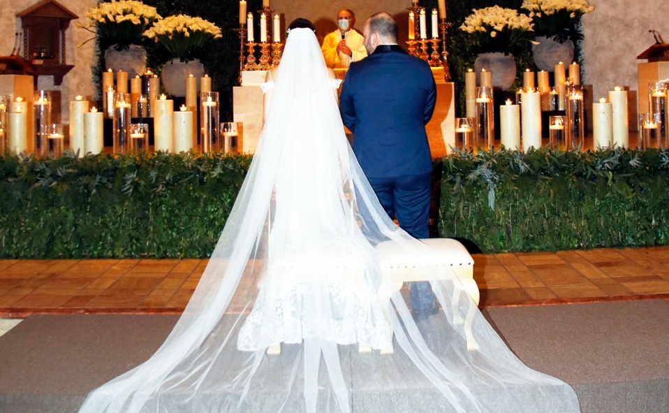 Novios frente al altar /Foto: Antonio Mireles
