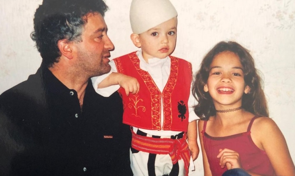Su nombre completo es Rita Sahatçiu Ora. En albanés, Sahatçiu significa 'relojero'.