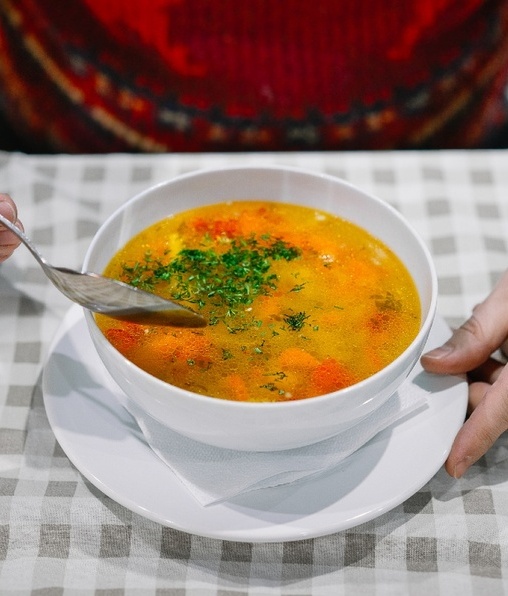 Consumir caldo de pollo revitaliza nuestro cuerpo (Foto: Getty Images).