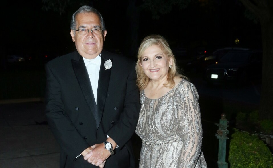 . David Domínguez y Claudia Cárdenas, papás de la novia. FOTO: OMAR VALDEZ