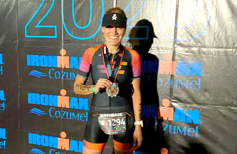 Hilda con su medalla de ganadora