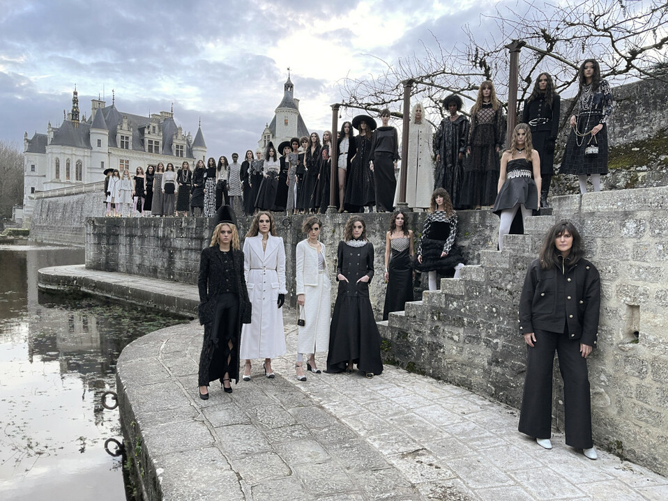 Descubre los mejores looks del desfile Métiers d'Art 2021 de Chanel.