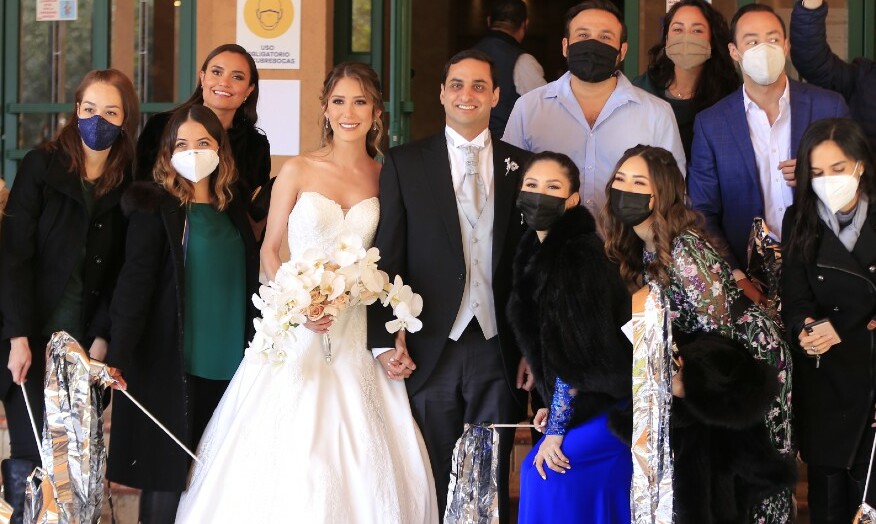 al terminar la ceremonia, los ahora esposos convivieron junto a sus amigos