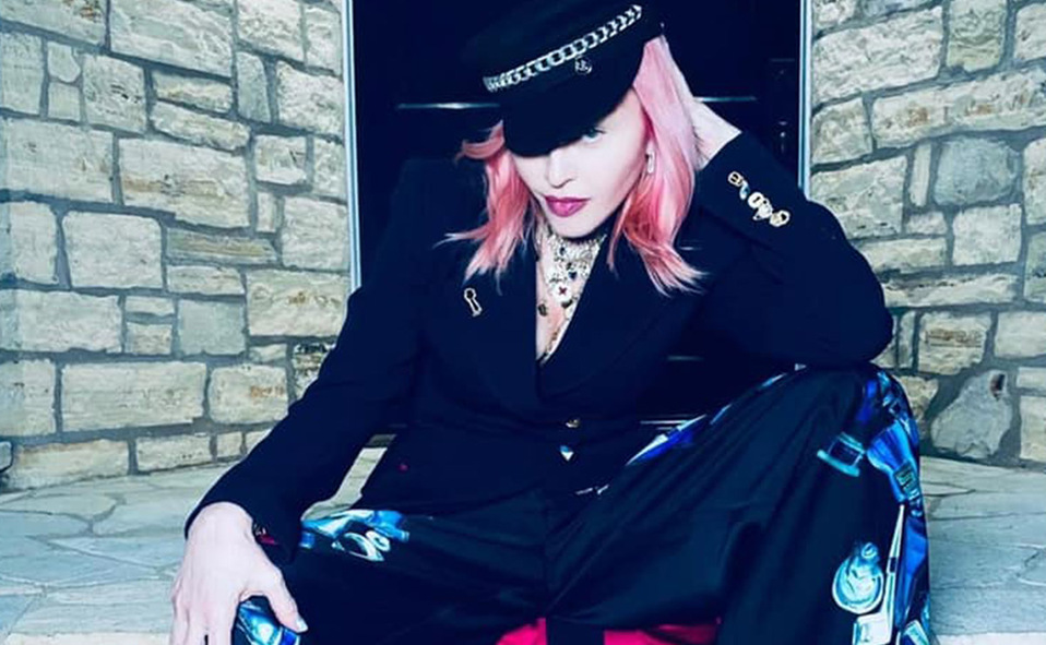 Madonna se realiza su primer tatuaje