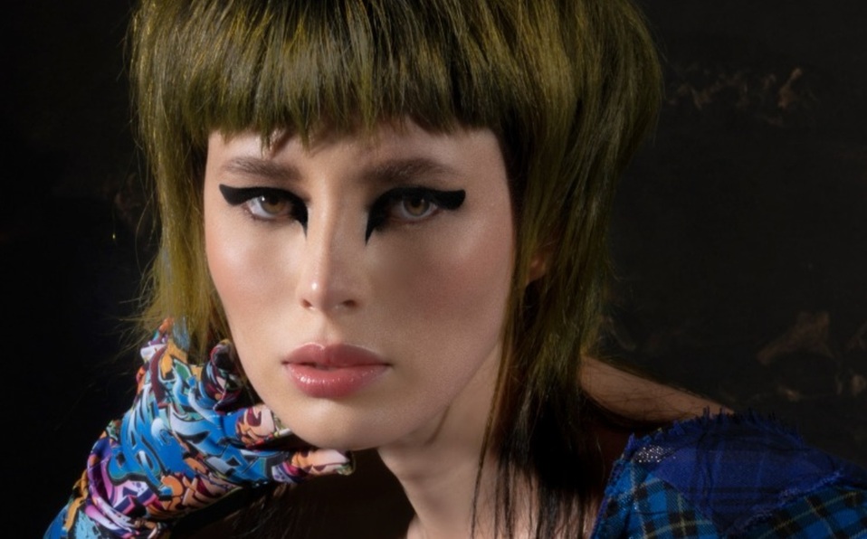 Realza tu mirada con un delineado dramático y sombras de ojos llamativos (Foto: Cortesía).