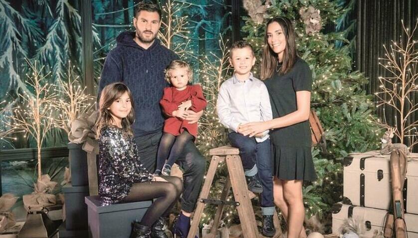 La familia de André-Pierre Gignac posó en el set de Loreto Villarreal