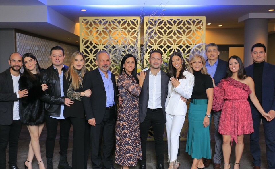 La pareja celebró junto a familiares y amigos. FOTO: DANIEL SALDÍVAR