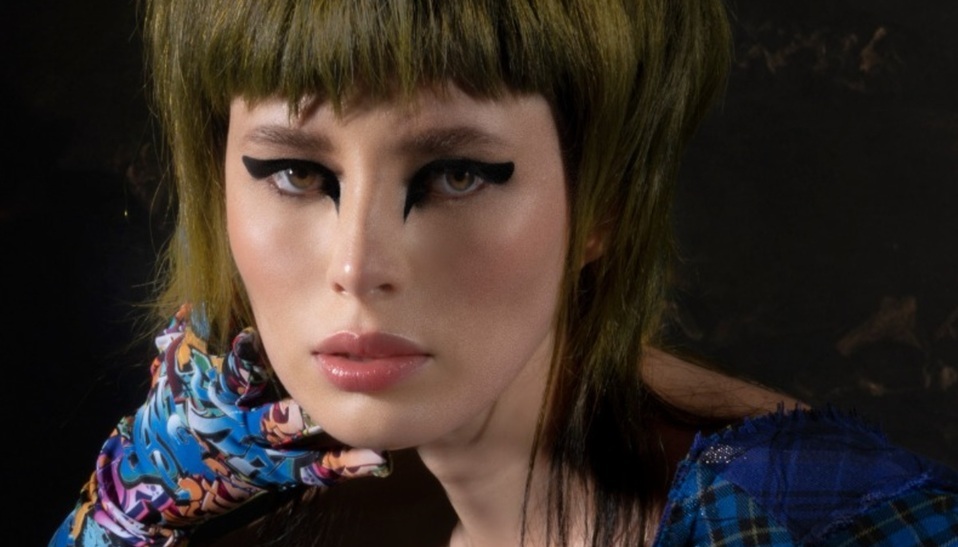 Realza tu mirada con un delineado dramático y sombras de ojos llamativos (Foto: Cortesía).
