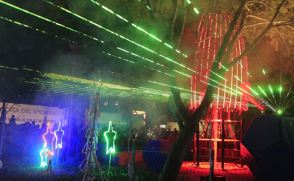 Cientos de luces iluminaron el parque Mississippi / Foto: Daniel Saldívar
