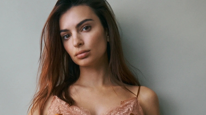 Emily Ratajkowski presume sus 5 meses de embarazo sin ropa (Foto: Instagram)