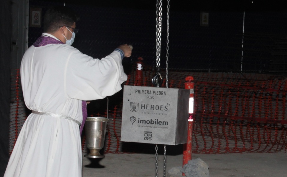 El sacerdote José Mario Villegas bendijo la primera piedra del proyecto Héroes 47 / Foto: Antonio Mireles