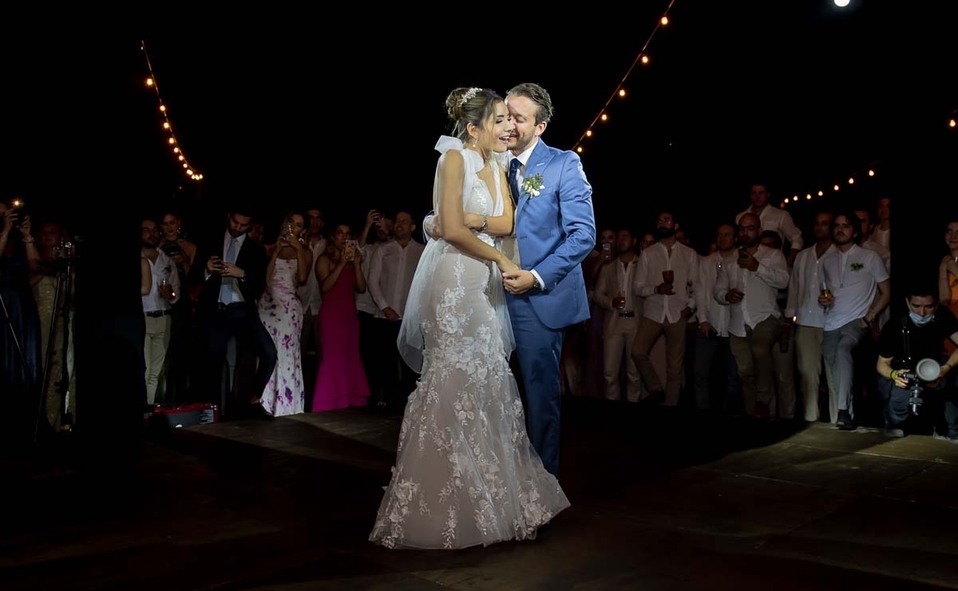 Barbara y Mauricio disfrutando de su vals   /  Fotos: Ben Olivares