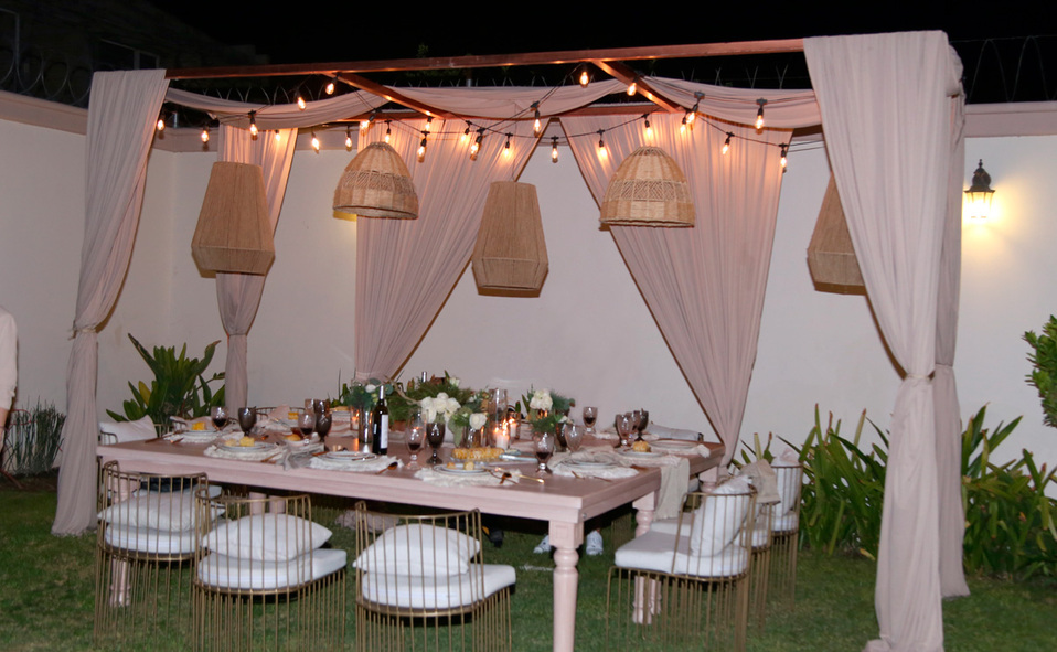 La decoración tipo hoho contó con velas y flores blancas