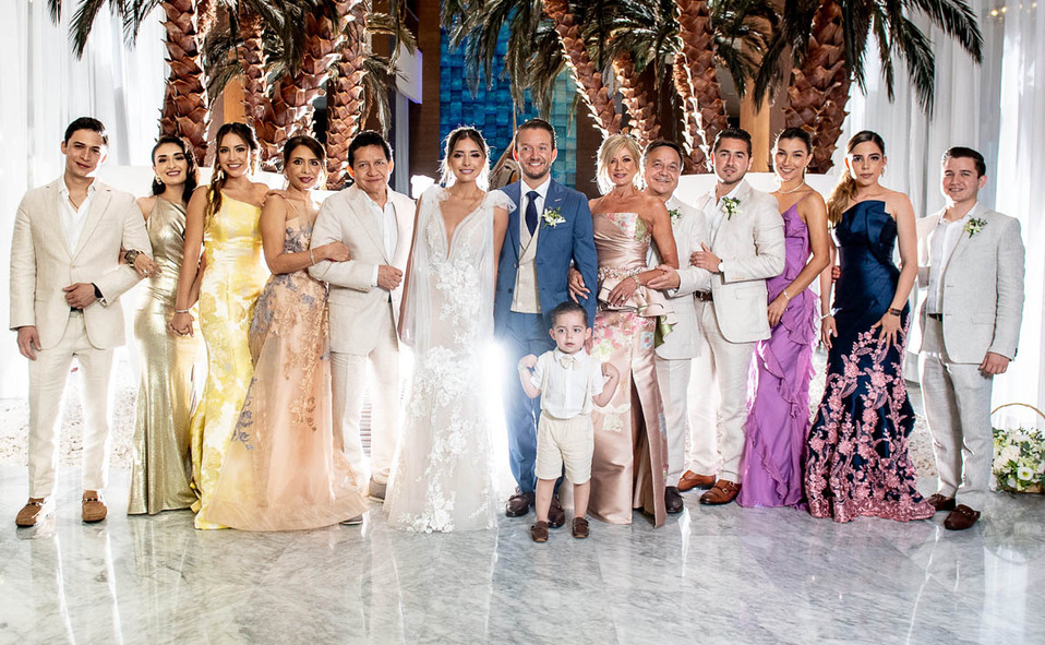 Los novios junto a sus familias /  Fotos: Ben Olivares