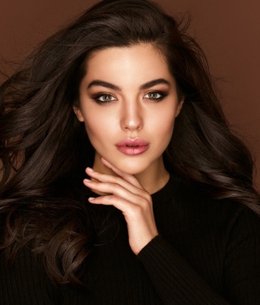 Para lucir un cabello saludable y sin canas se puede recurrir al aceite de romero (Foto: Getty Images).