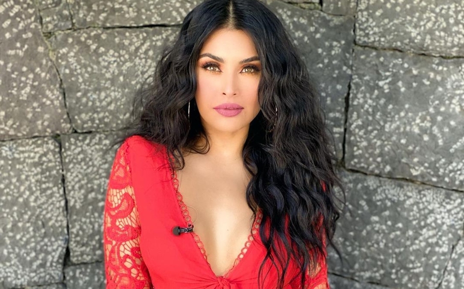 Kristal Silva y el mini vestido rojo, perfecto para Navidad (Foto: Instagram)