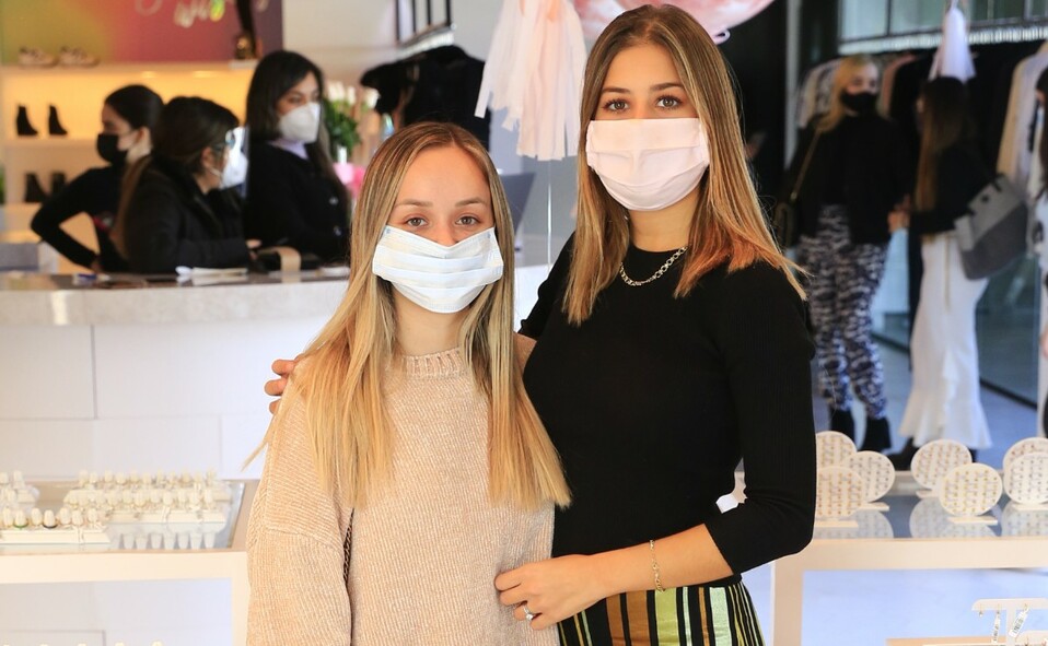 Gabriela Garza y Dina Bazán. FOTO: DANIEL SALDÍVAR