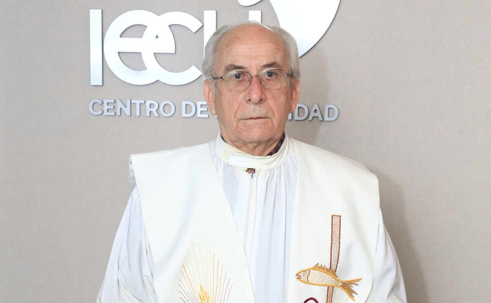 El padre Joaquín Rosell bendijo la nueva sucursal / Daniel Saldívar