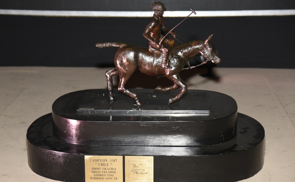 El trofeo que se entregó al equipo ganador / Foto: Omar Valdez