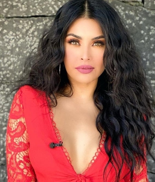 Kristal Silva y el mini vestido rojo, perfecto para Navidad (Foto: Instagram)
