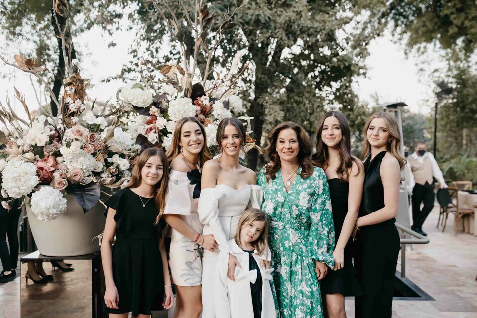 Ana Belén Llaguno, Paloma Llaguno, Carmen Llaguno, Isabel Llaguno, Carmen Padilla de Llaguno, Paula Llaguno y Mariana Llaguno.
