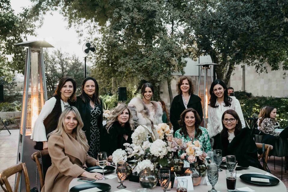 Carmen junto a su mamá Carmen Padilla de Llaguno,  su suegra Marucha Patrón de Junco y más invitadas.