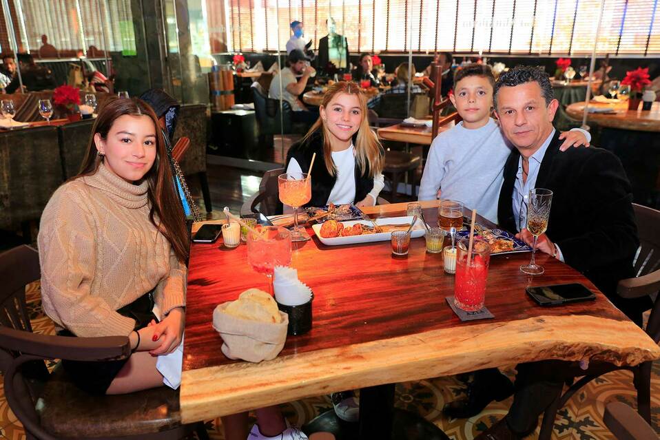 Giovanna González, Paloma González, Juan González y Juan Miguel González
