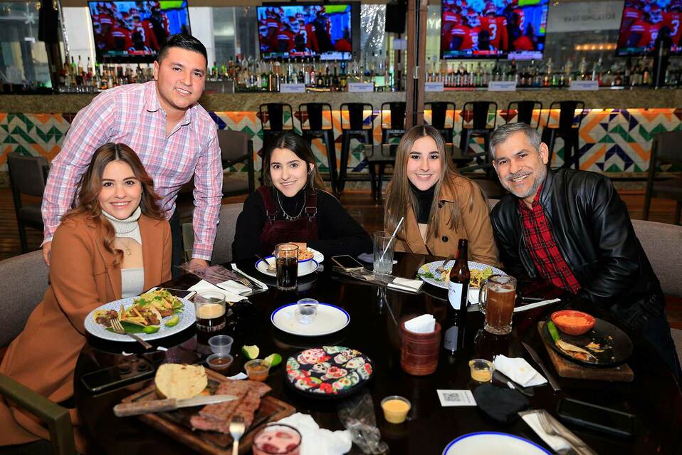 Guillermo Rodríguez, Jacqueline Castillo, Yadira Castillo, Yareni Castillo y Héctor Castillo