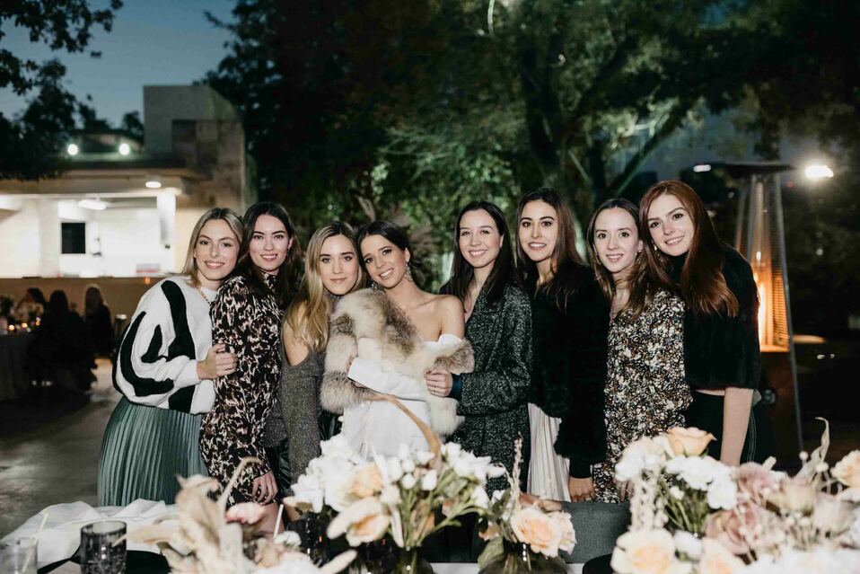 La novia junto a sus amigas