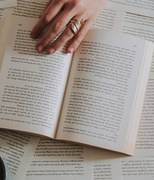 Disfruta de otras historias a través de estas piezas literarias.
