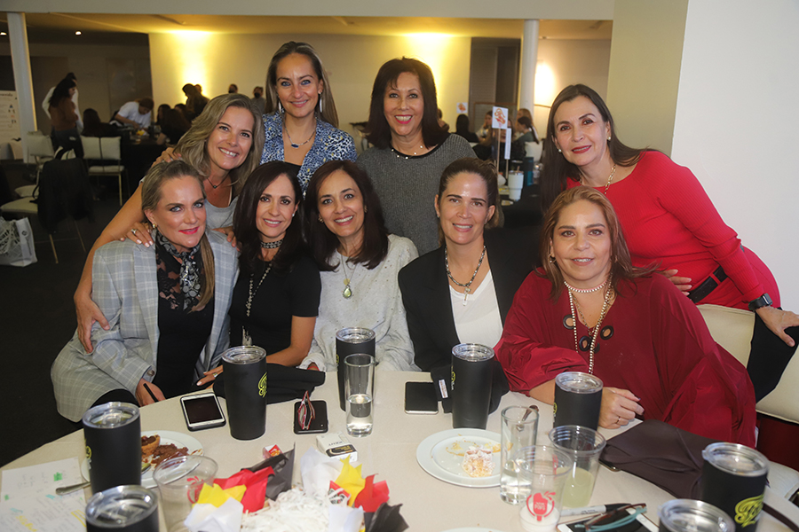 Pony Torres, Claudia Lomelí, Hilda Corona, Vero Trapero, Velia Dueñas, Arriba Rosy Aguilar, Patricia Gascón y Aracely Suárez