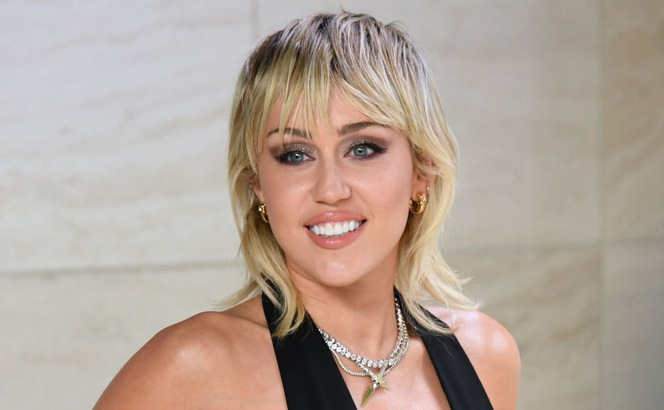 Miley Cyrus: THE HAPPY HIPPIE ayuda a niños y adolescentes que lidian con el rechazo por su orientación sexual.