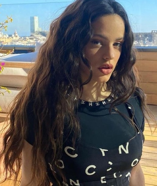 Rosalía y su vestido transparente, ¡que fue pintado a mano! (Foto: Instagram)