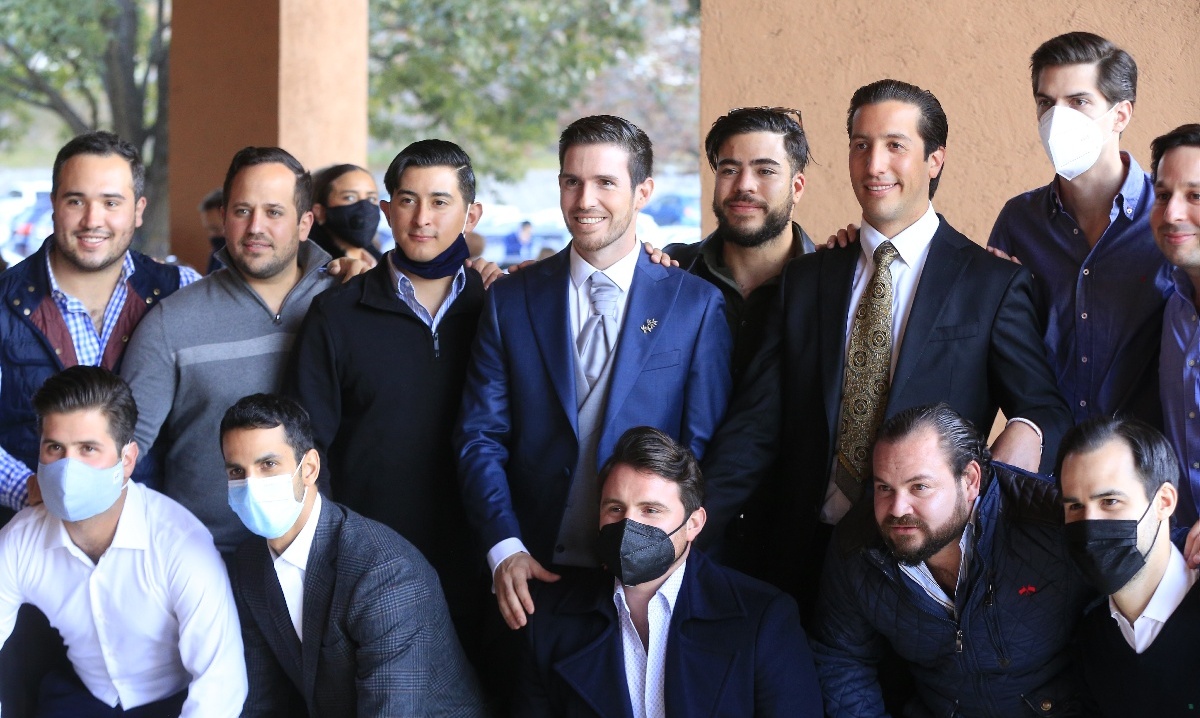 El novio junto a sus mejores amigos / Foto: Daniel Saldívar