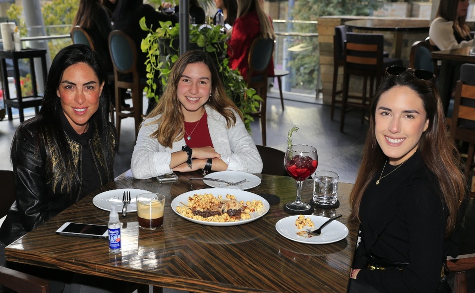 Brenda Knight, Luisa Barragán y Paula Barragán / Foto: Daniel Saldívar
