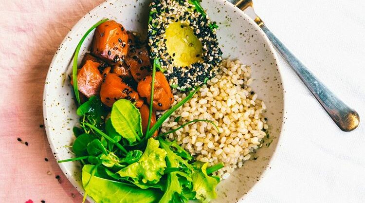 Consumir alimentos ricos en este tipo de nutrientes, te ayudarán a mejorar los niveles de colesterol en la sangre.