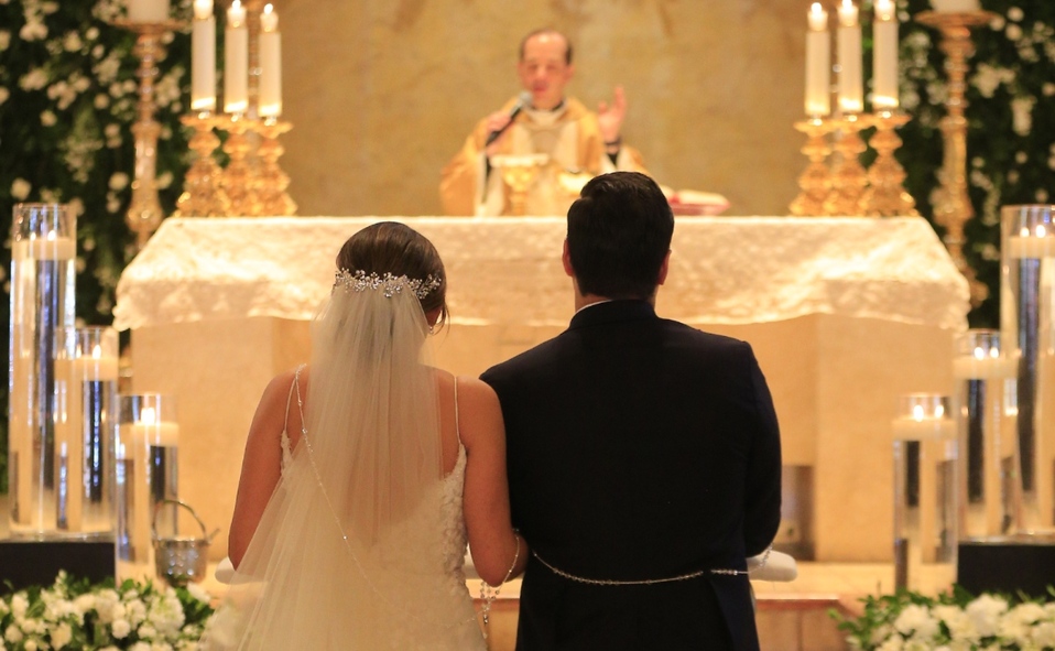 Los novios frente al altar escuchando al padre Pablo Mejía / Foto: Daniel Saldívar