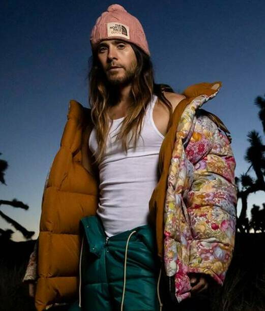 Jared Leto presume su lado alpinista en una sesión de fotos para la colección The North Face x Gucci.