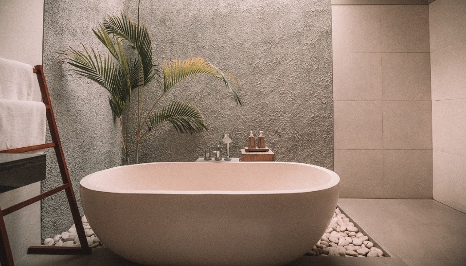 Un baño pequeño puede lucir más grande con algunos trucos de diseño
